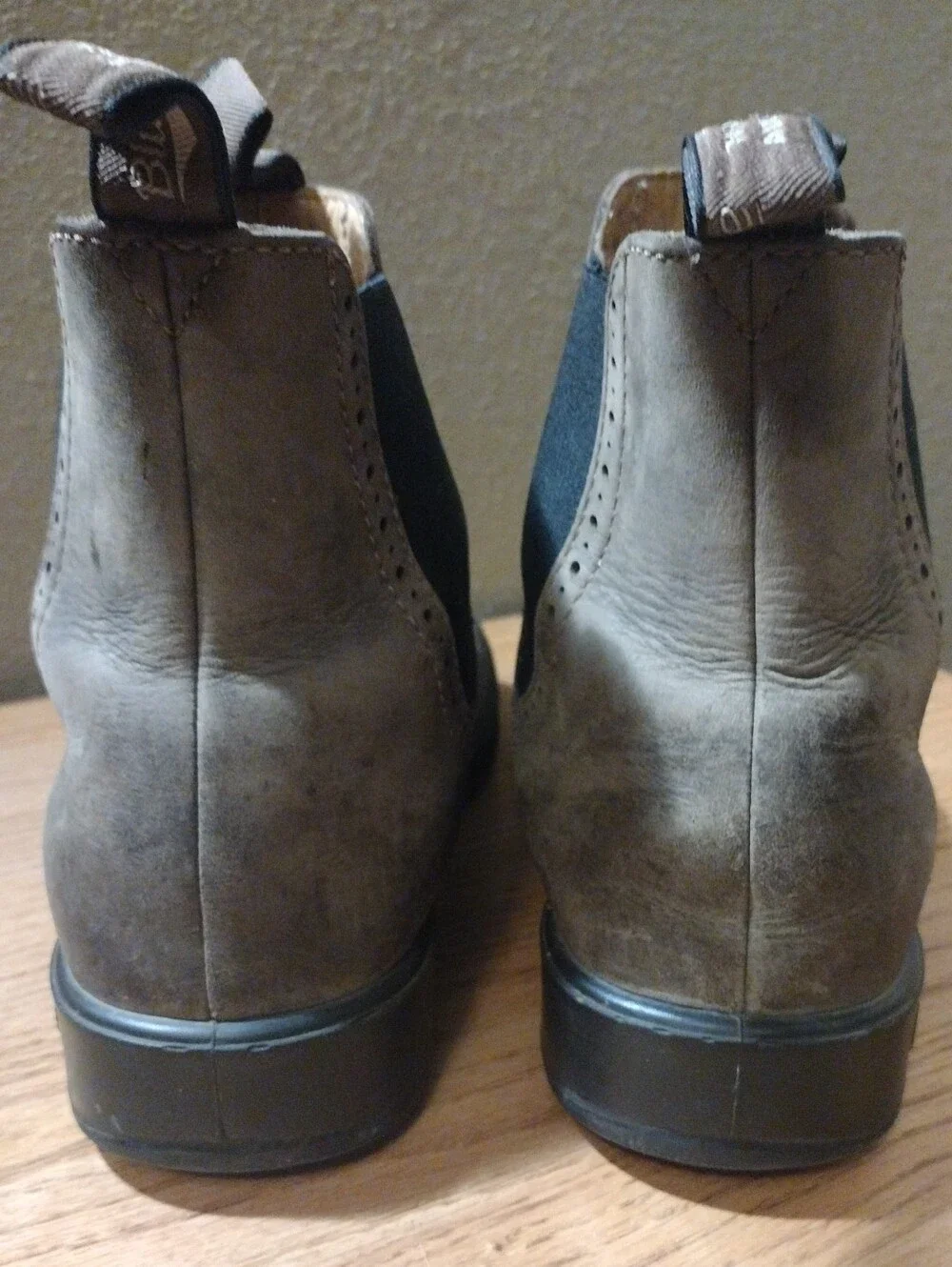 BLUNDSTONE Size USM 9/USW 11/AU 9. Leather Chelsea Style Boot. Gray. Good